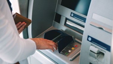 od lutego 2026 r. korzystanie z bankomatów bedzie drozsze. visa i mastercard podnoszą ceny