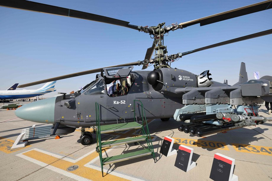 Rosyjski śmigłowiec Kamov Ka-52 na płycie lotniska podczas Dubai Airshow 2021 w emiracie Zatoki Perskiej. 15 listopada 2021 r.