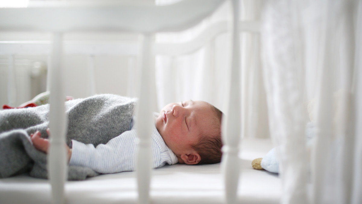 Ile powinno spać dziecko - tabela. Jakie są objawy niedoboru snu u dzieci?