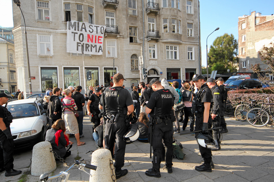 Dramat w centrum Warszawy. Blokują eksmisję inwalidki z synem