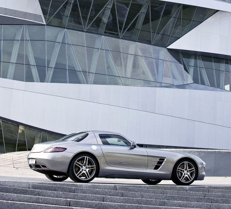 IAA Frankfurt 2009: Mercedes-Benz SLS AMG doda ci skrzydeł (fotogaleria)