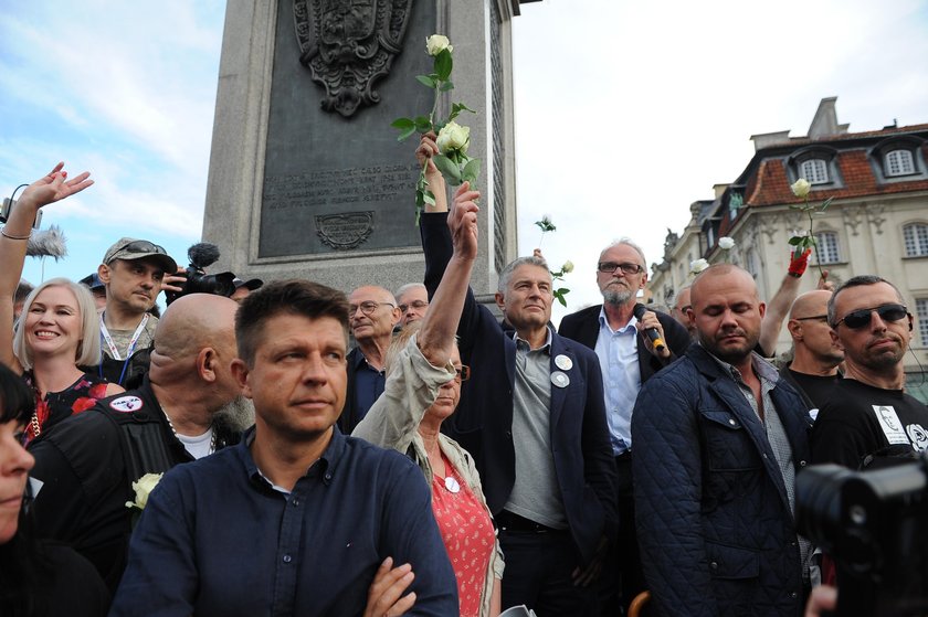 Machała różą podczas miesięcznicy. Oto zarzut