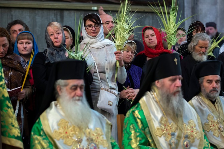 Prawosławni duchowni w Bazylice Bożego Grobu w Jerozolimie