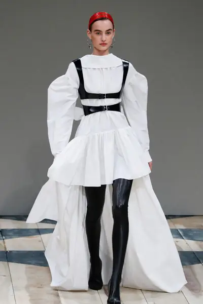 Alexander McQueen jesień-zima 2020-21 / FRANCOIS GUILLOT/AFP/East News