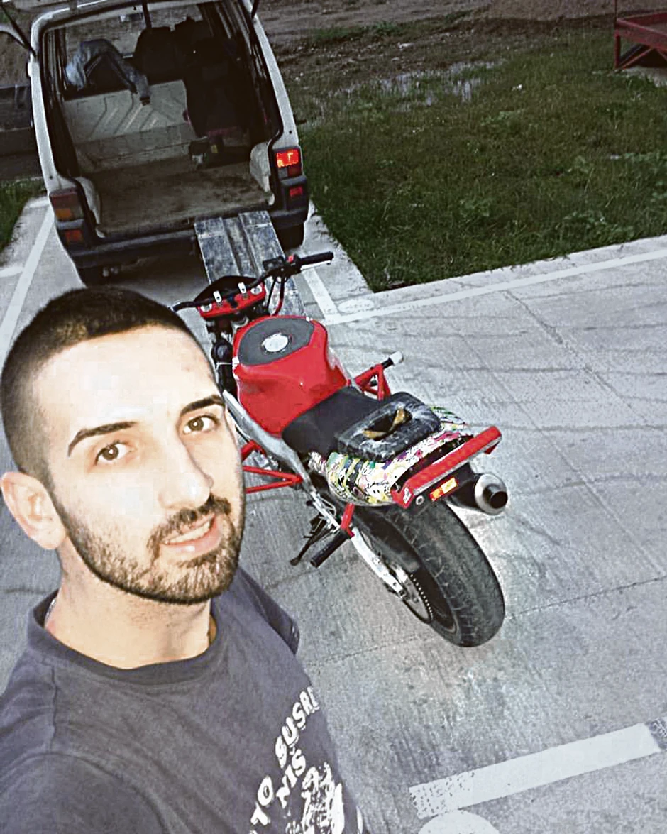 trenira tek godinu i po, a već je savladao brojne akrobatske figure