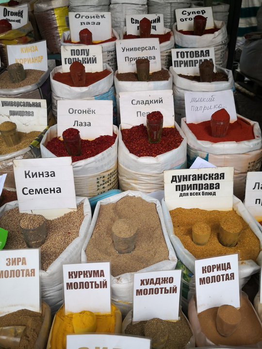 Sprzedaż przypraw na bazarze Osz w Biszkeku