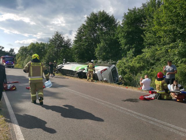 Nauczyciele z okolic Olsztyna ranni w wypadku autokaru na Dolnym Śląsku [ZDJĘCIA]