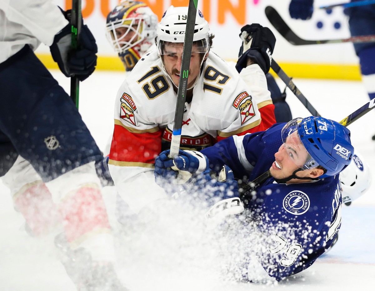 Hokeista Florida Panthers Mason Marchment (C, #19) w starciu z zawodnikiem drużyny Tampa Bay Lightning Rossem Coltonem (P, #79)