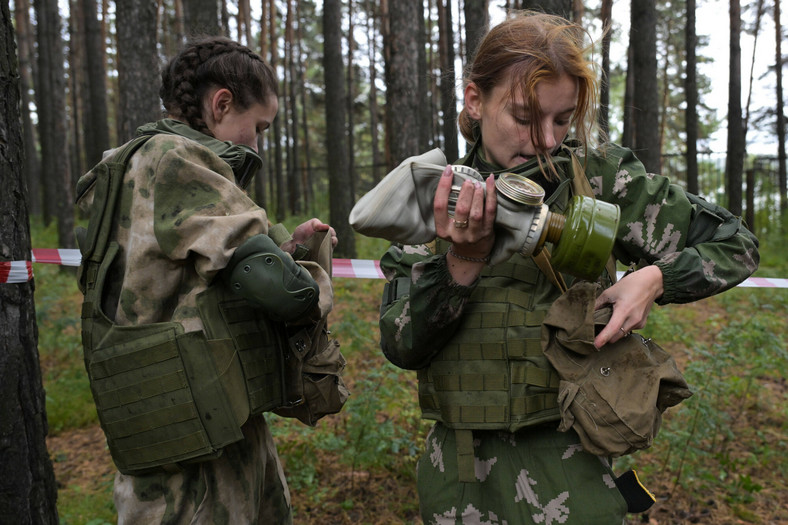 Wojskowe ćwiczenia dla rosyjskiej młodzieży pod Nowosybirskiem, wrzesień 2023 r.