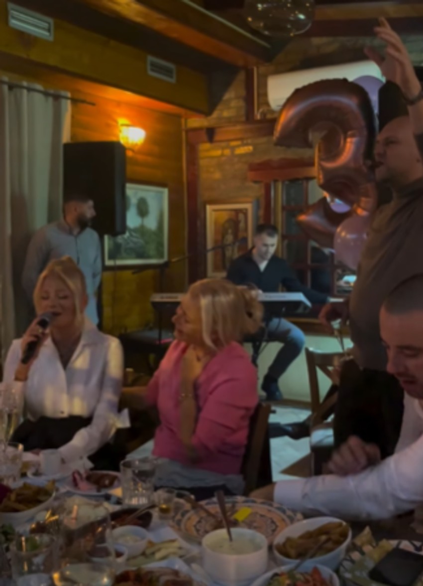 Slavlje kod Šaulića, Ilda peva, Sanela plače kao kiša