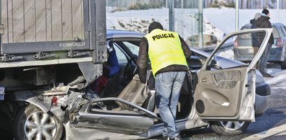 Jechali na pogrzeb siostry. Roztrzaskali się o tira