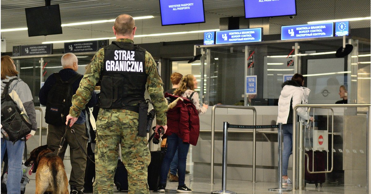 Akcja służb na lotnisku w Krakowie. 43-letni Polak "zniszczył" sobie wakacje jednym zdaniem
