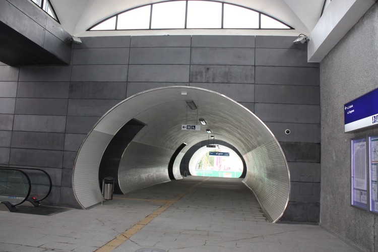 Dokonano pełnej modernizacji przejścia podziemnego, z którego na peron można dostać się z pomocą schodów ruchomych oraz wind. Na zdj. przejście podziemne na stacji Warszawa Stadion