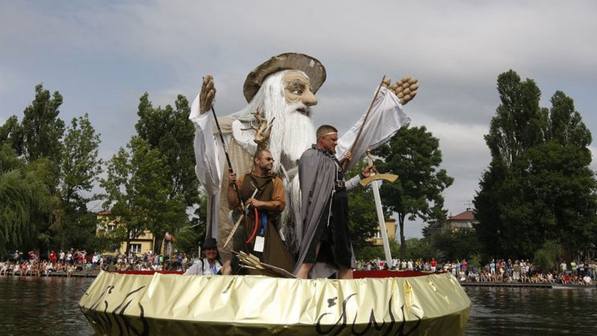 Wehikuł o nazwie Drużyna Pierścienia, czyli Wielki Gandalf zwyciężył w niedzielę podczas 15. Mistrzostw w Pływaniu na Byle Czym "Co ma pływać nie utonie" w Augustowie.