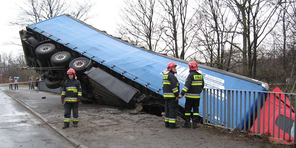 TIR zawisł na wiadukcie!