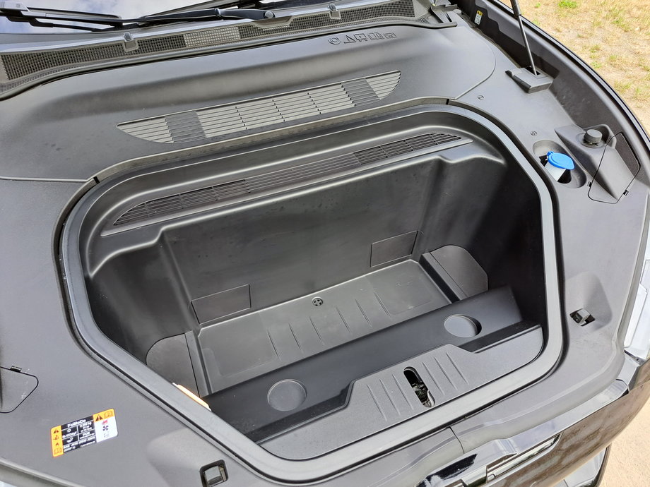 Ford Mustang Mach-E GT - w miejscu, w którym w spalinowym Mustangu mamy silnik, w "elektryku" jest przestrzeń na bagaże. Dodatkowe 100 litrów rozwiązuje problem ze zbyt małym bagażnikiem.
