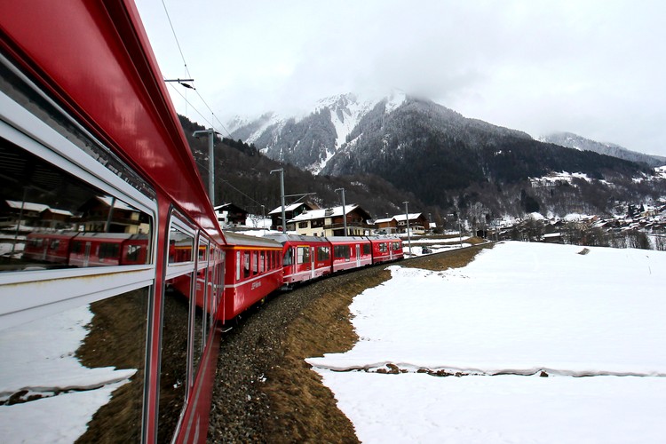 Pociąg wjeżdzający do Davos. Szwajcaria. 24. stycznia 2011 r.