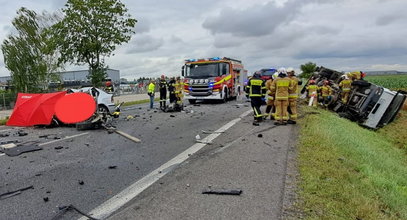 Tragedia pod Środą Śląską! Osobówka czołowo zderzyła się z ciężarówką. Nie żyją dwie osoby