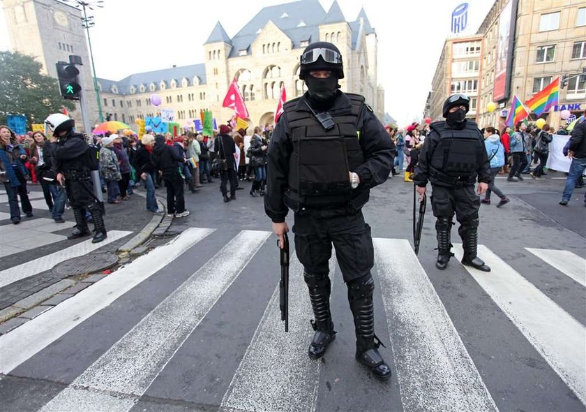 Koń poniósł policjanta