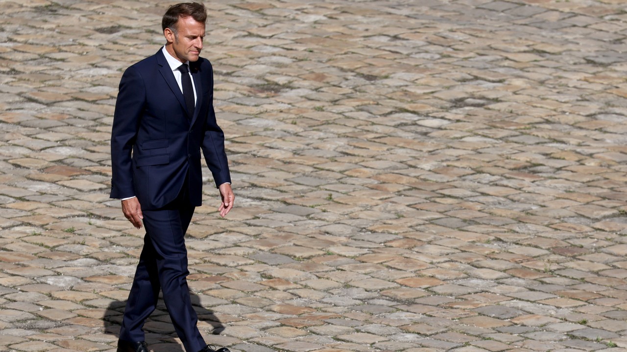 Paryż w politycznej czarnej dziurze. Zadłużenie to dopiero wierzchołek góry lodowej. "System polityczny we Francji osiągnął granice"