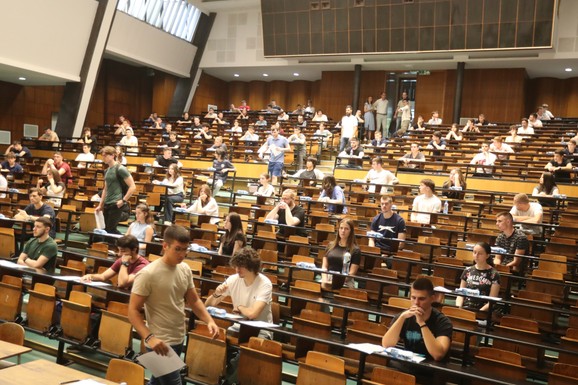 STUDENTIMA STIGAO NOVAC NA RAČUN Oglasilo se Ministarstvo prosvete o školarini: Evo kada je sledeća isplata