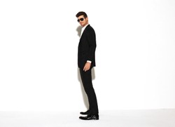 Robin Thicke w sam raz na wakacyjny czas. Również o seksie