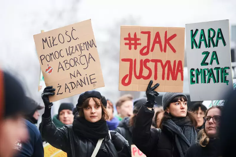 Protestujące, które zebrały się pod sądem, aby wspierać Justynę Wydrzyńską —  aktywistkę, którą oskarżono o pomoc w aborcji. 11 stycznia 2023 r. / East News