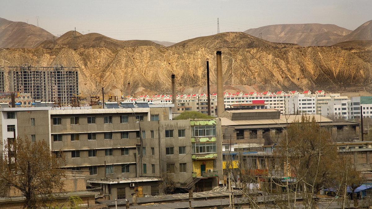 Pomysł rozwoju Lanzhou, stolicy chińskiej pustynnej prowincji Gansu, określany jest jako "największe w historii Chin przenoszenie gór". Kosztem 3,56 mld USD jedna z firm budowlanych chce spłaszczyć 700 gór, by miała gdzie stanąć nowa metropolia.
