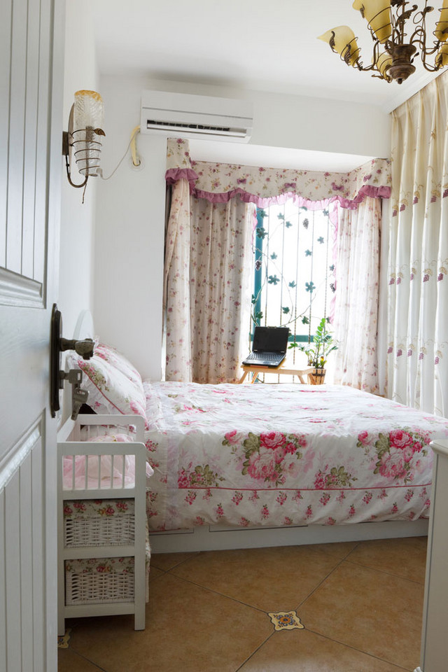 Sypialnia w wiosennych kolorach 