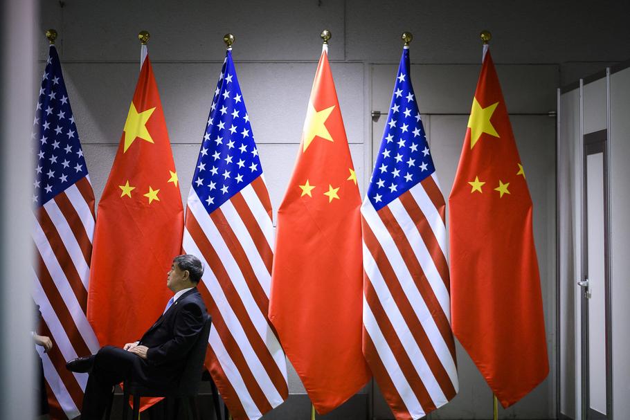 Członek chińskiej delegacji oczekuje na koniec spotkania Donalda Trumpa z Xi Jinpingiem podczas szczytu G20 w Osace, 29 czerwca 2019 r.