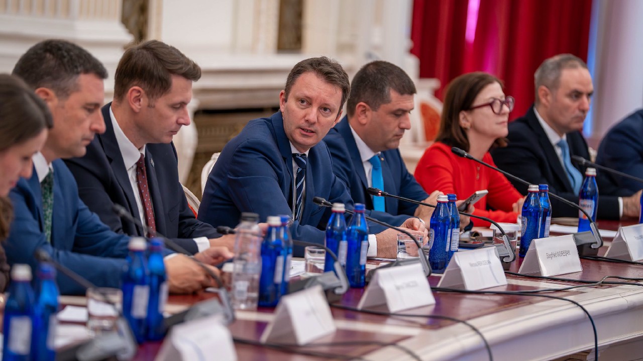 Guvernul Mureșan, înaintea votului de învestitură. 10 miniștri sunt audiați marți, după ce patru au primit avize negative ieri
