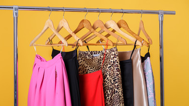 Jak przechowywać sukienki i spódnice? Przydatne triki