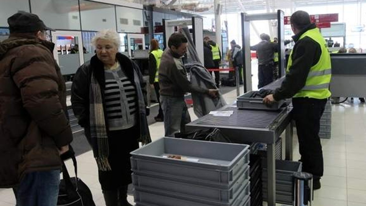 "Dziennik Wschodni": Nóż i atrapa bomby. Oto, co kontrolerom Urzędu Lotnictwa Cywilnego udało się przemycić przez strefę kontroli na lubelskim lotnisku. Szczegóły sprawy pozostają tajemnicą.