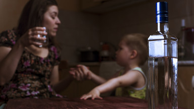 Jak dzieci widzą pijanych rodziców? Jaki to ma wpływ na ich psychikę?