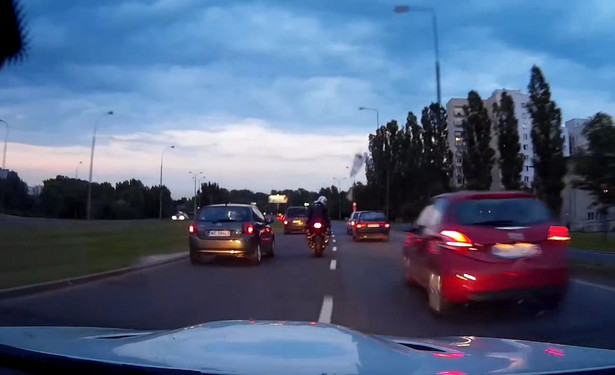 Prokuratura ma paragraf na kierowcę, który szalał BMW po Warszawie. Zdjęcia i NOWE wideo [AKTUALIZACJA]