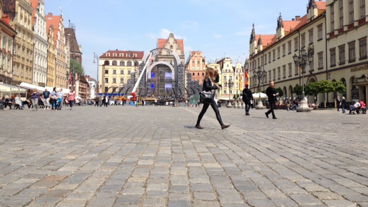 O 9.45 rozpocznie się transmisja z kanonizacji Jana Pawła II, którą wrocławianie będą mogli wspólnie obejrzeć na trzech telebimach rozstawionych w Rynku. Później zaplanowano m.in. koncert Piotra Rubika, będzie też specjalny pokaz fontanny multimedialnej na pergoli. Właściwa transmija w TVP1 rozpocznie się o godz. 10.00.