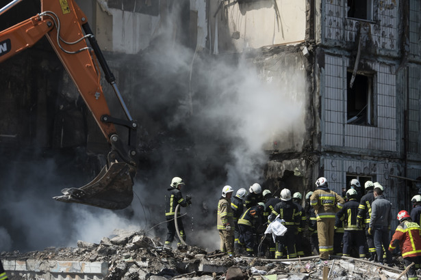 Ratownicy wydobywają z gruzów ciała zabitych w wyniku rosyjskiego uderzenia rakietowego na wieżowiec mieszkalny w Humaniu