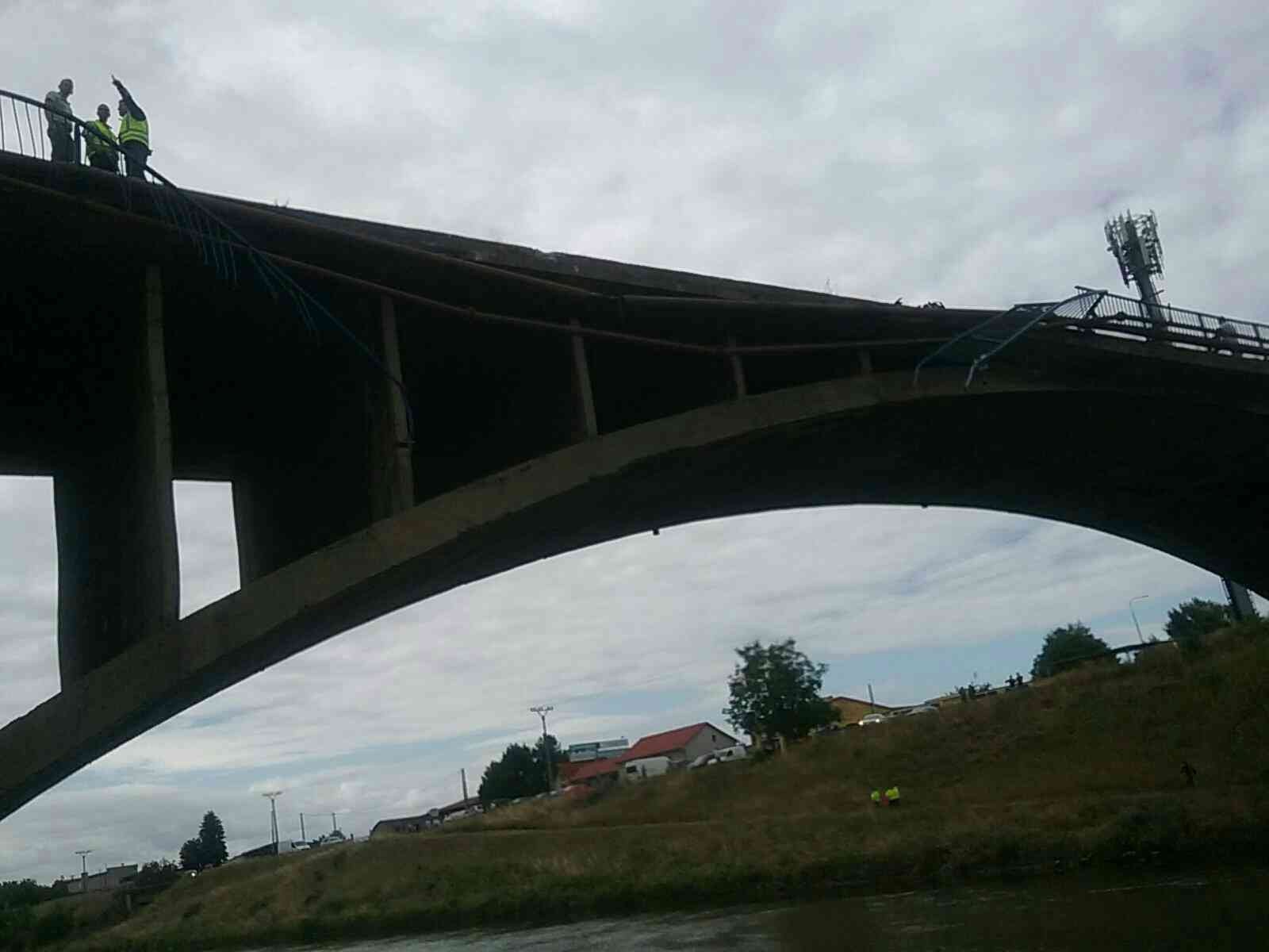 Prázdny kamión s návesom prerazil oplotenie mosta a zrútil sa do Biskupického kanála.