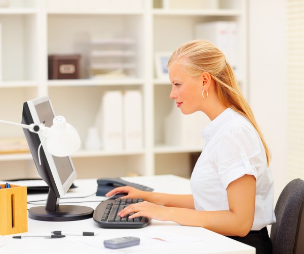 10. Zwinny<br><br>
Zwinność jest ważną cechą pracownika, szczególnie w małej firmie. Zamiast skupiać się na doskonaleniu jednej umiejętności, ,,zwinni” nie mają problemu z braniem na siebie dodatkowych zadań, nawet jeśli nie leżą w zakresie ich kompetencji. W małych firmach za wykonanie wielu różnorodnych zadań odpowiada najczęściej niewielki zespół. Mając sprawnych, wielozadaniowych pracowników, nie ma problemu z zastępstwem w przypadku odejścia z pracy członka zespołu czy też podczas urlopów.