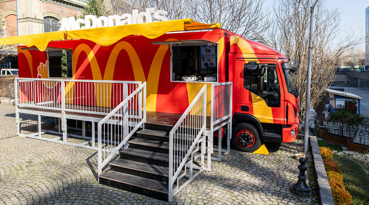 Mekikamion nyílt a Nyugati téren, a felújítás végéig itt szolgálja ki vendégeit a McDonald's /Fotó: McDonald's