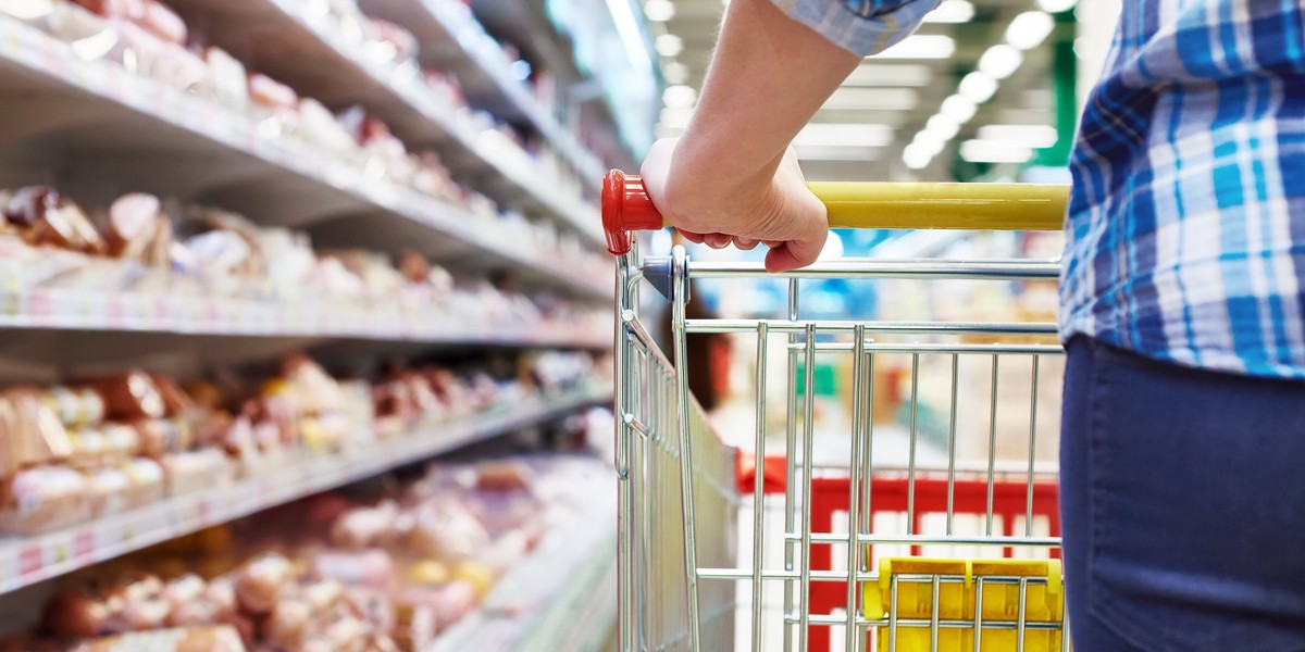 sklep supermarket zakupy koszyk kobieta żywność