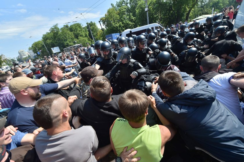 Tysiące policjantów pilnowały gejów