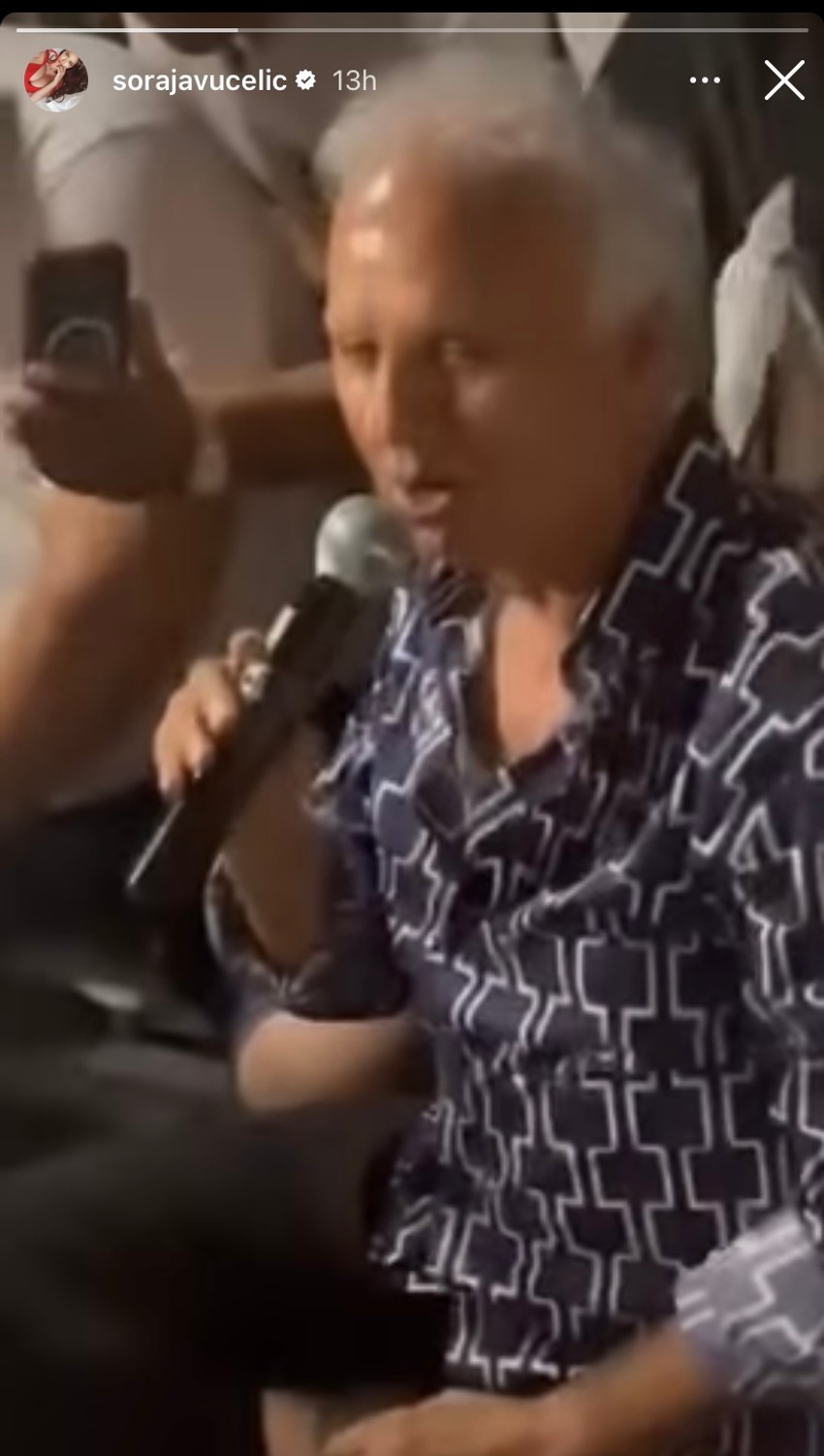 Soraja Vučelić snimila pevača kako dobija bakšiš