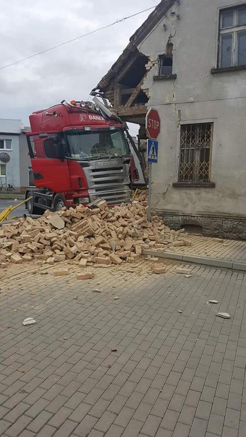 Ciężarówka wjechała w budynek. Zawiniła pszczoła