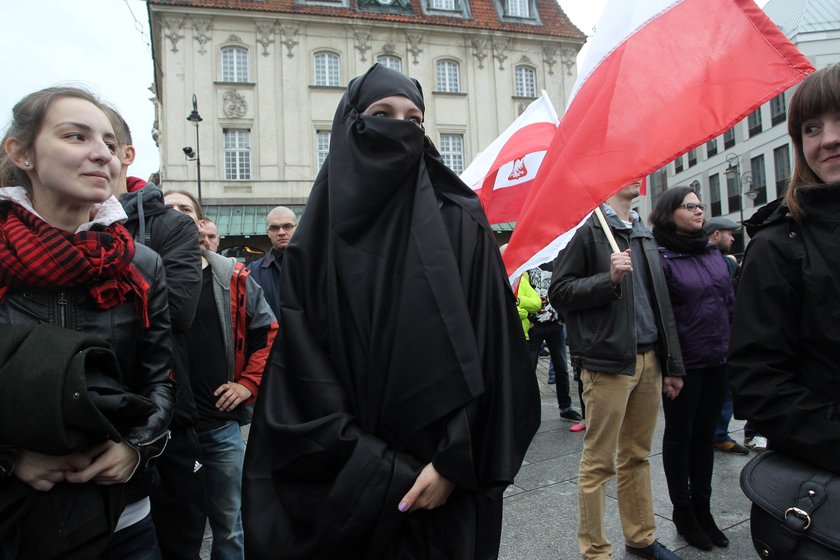 Około 500 osób przyszło na plac Zamkowy. Manifestują przeciwko imigrantom