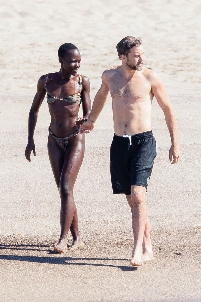 Lupita Njongo i Džošua Džekson uhvaćeni dok su razmenjivali nežnosti na plaži