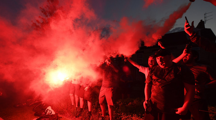 Liverpool-szurkolók támadtak rá a menetet felügyelő rendőrökre / Fotó: MTI/EPA/Peter Powell