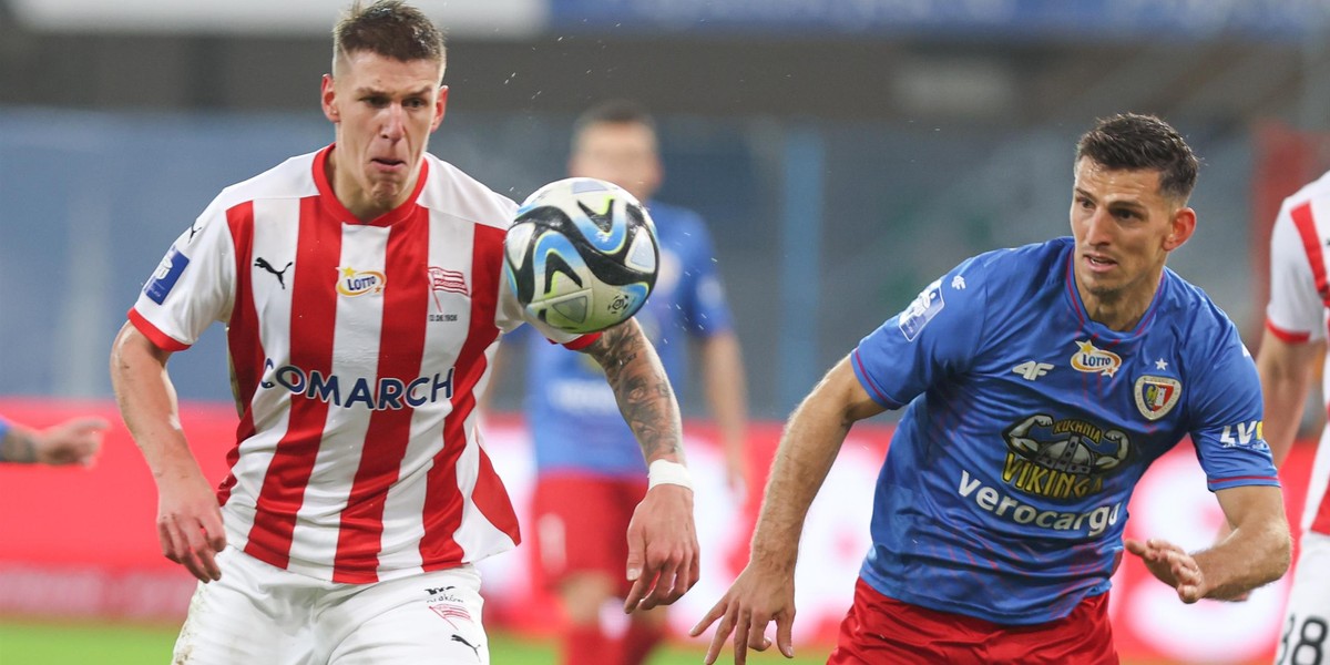 Jedyny celny strzał jaki widzieli kibice na stadionie w Gliwicach był autorstwa Patryka Makucha (z lewej) z Cracovii.