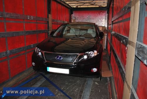 Zarówno ciężarówka jak i dwa przewożone w naczepie samochody zostały zabezpieczone na parkingu, natomiast 46-letni kierowca trafił do policyjnego aresztu. Mężczyzna usłyszał już zarzut paserstwa. Decyzją sądu Litwin został tymczasowo aresztowany na trzy miesiące. Sprawa ma charakter rozwojowy. Policjanci, nie wykluczają dalszych zatrzymań.