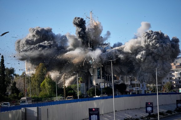 EMIRATI SE SPREMAJU DA UĐU U RAT?! Huti ispalili BALISTIČKE RAKETE na Izrael, najavljeno hitno obraćanje Trampa, pogođen tanker kod Katara